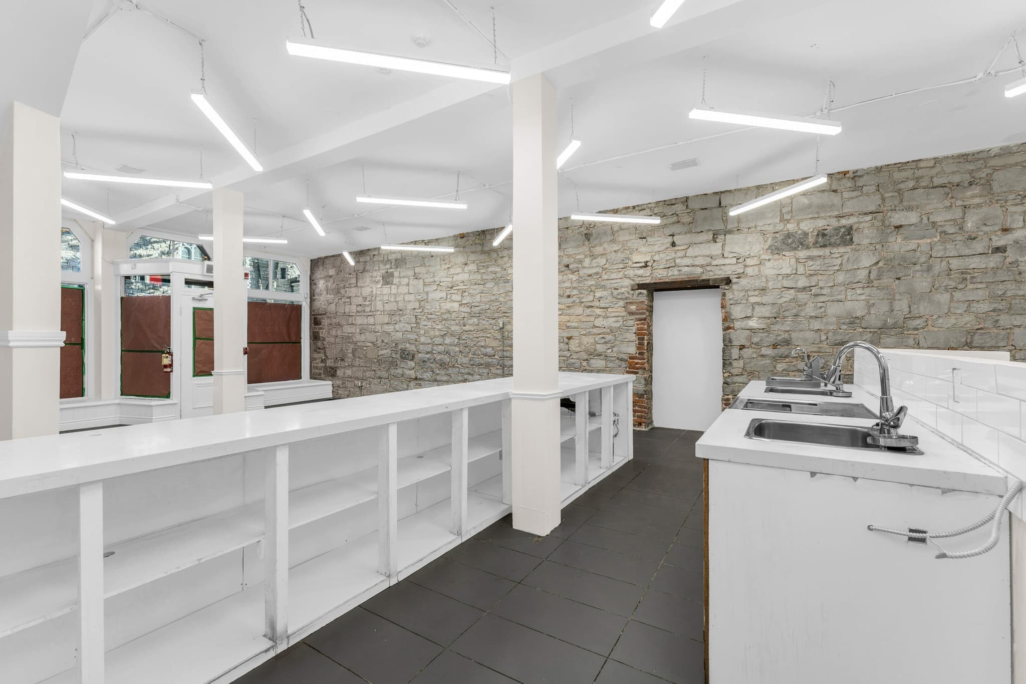 330 Princess Street, photo 4 of 10